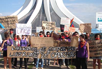 Integrantes de grupos contra a homofobia se reuniram em frente  Catedral de Braslia nesta quarta-feira (1).