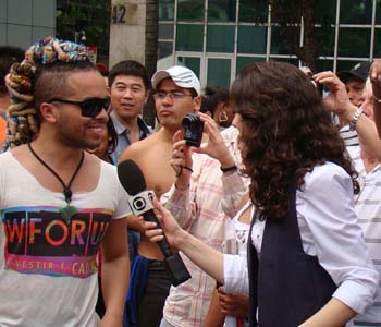 Beirigo recebe o carinho do público e da mídia, durante a Parada Gay.