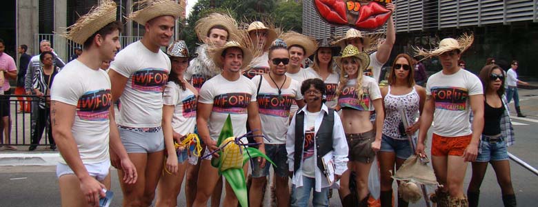 Beirigo e seus modelos, na blitz da grife W for UP, durante a Parada Gay.