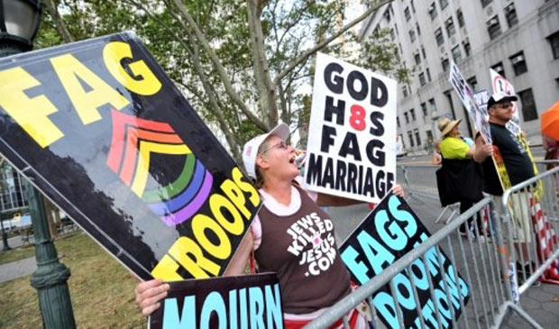 Margie J. Phelps protesta em frente a cartrio de Manhattan contra casamentos de pessoas do mesmo sexo, com cartazes com mensagens como: 