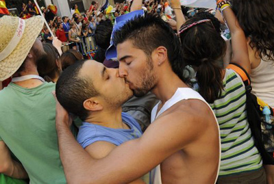 Dois rapazes so fotografados beijando-se em manifestao, impedida pela polcia.
