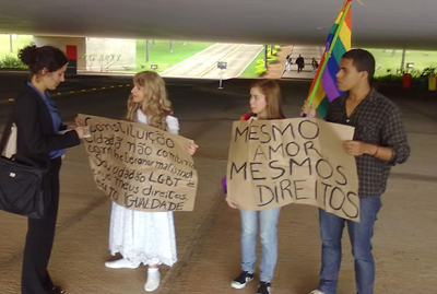 Grupo de jovens com cartazes e at uma 'noiva' estavam no local, manifestando-se a favor da votao.