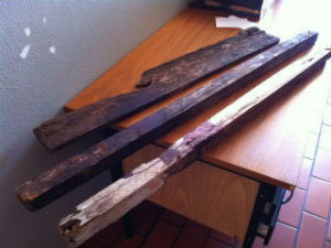 Pedaos de madeira usados no crime foram apreendidos pela polcia.