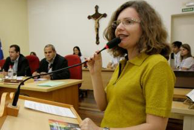 Heloísa Gama fala durante a sessão.