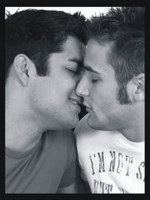 O beijo gay ainda � alvo de preconceito.