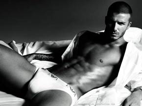 David Beckham exibe virilhas depiladas em suas campanhas de underwear.