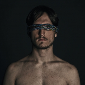 Igor faz as duas vers�es da pe�a.