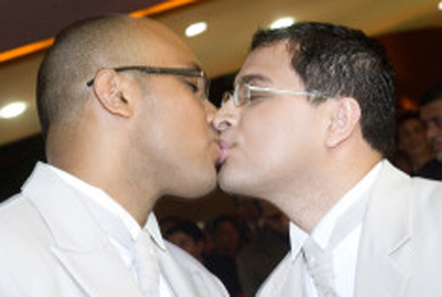 Marcos Gladstone fundou igreja junto com seu parceiro em 2006.