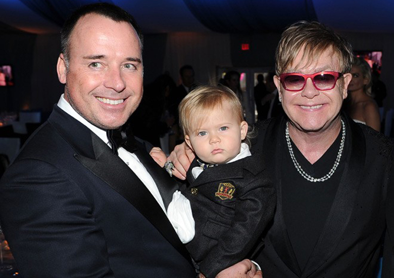 David Furnish, o pequeno Zachary e Elton John