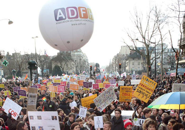 Franceses participam de manifestao  favor do casamento entre pessoas do mesmo sexo neste domingo (27) em Paris.