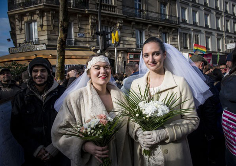 Mulheres posam como noivas em protesto  favor da legalizao do casamento entre pessoas do mesmo sexo na Frana