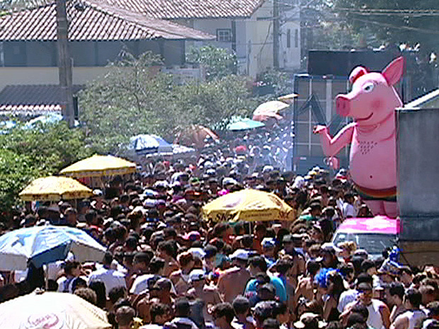 Tradicional bloco 'Porca da Quarta' fez desfile contra a homofobia