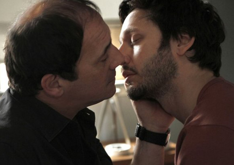 'Farsantes' mostrou um beijo gay entre os personagens Guillermo (Julio Chvez) e Pedro (Benjamn Vicua)