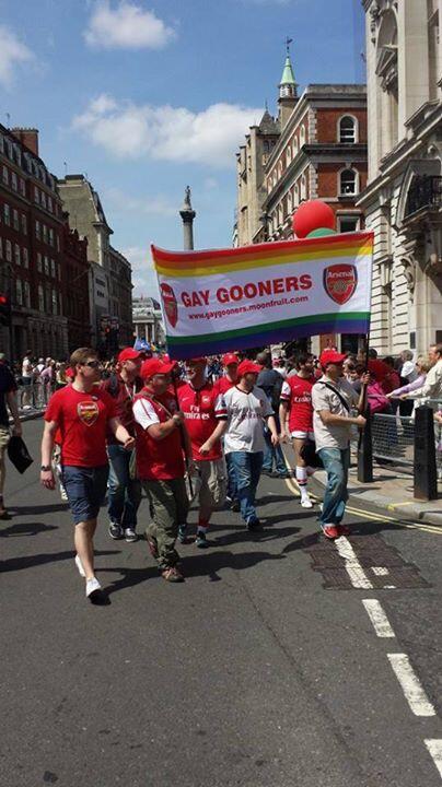 Gay Gooners desfilaram na London Pride Parade, em julho, como torcida reconhecida pelo Arsenal