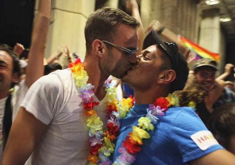 Casal celebra com um beijo a aprovao da lei sobre o casamento igualitrio na Cmara do Hava.