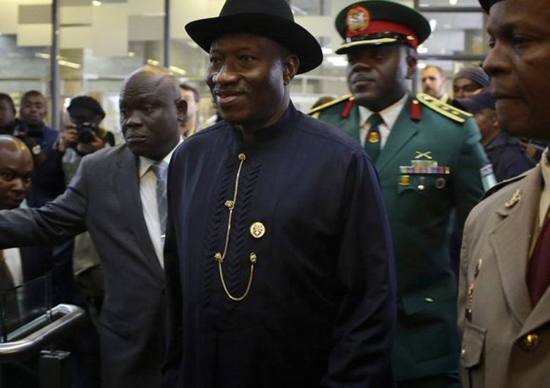 Cpia de lei assinada pelo presidente Goodluck Jonathan (C) em 7 de janeiro foi obtida pela Associated Press