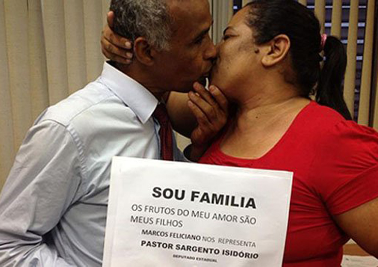 O pastor Isidoro, ex-gay e agora casado com uma mulher