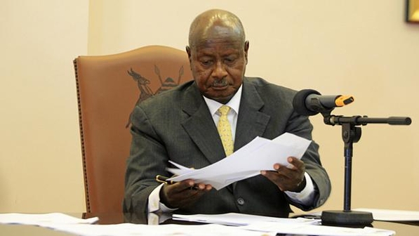 O presidente de Ugana, Yoweri Museveni, assina nova lei contra gays.