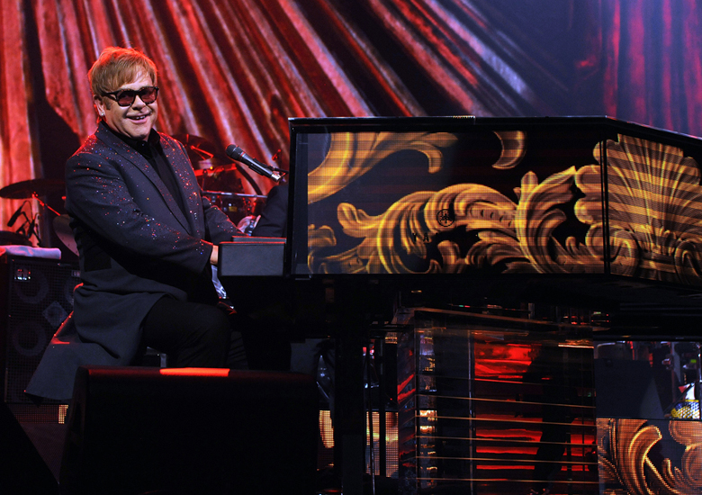 Elton se apresenta com seu piano cheio de LED