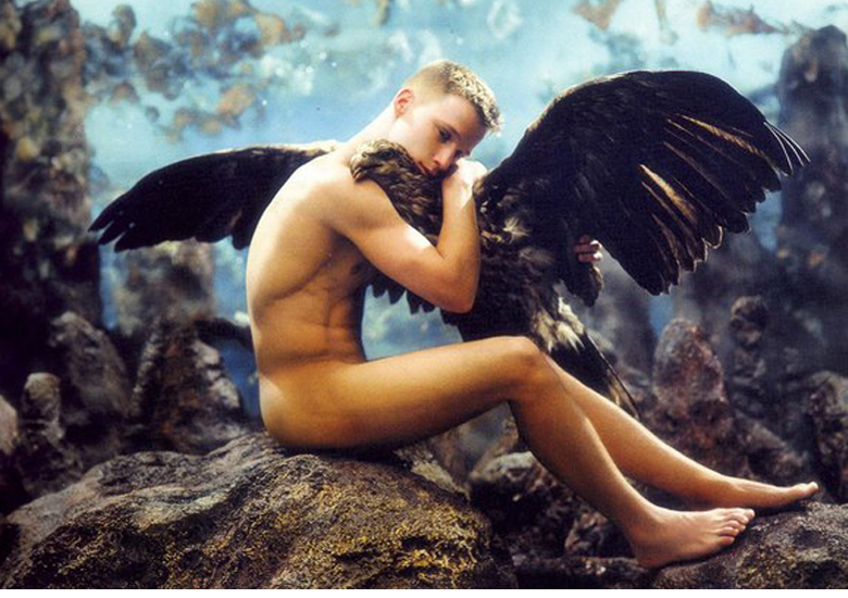 A beleza do corpo masculino escultural  um dos temas mais comuns nas obras de Pierre et Gilles