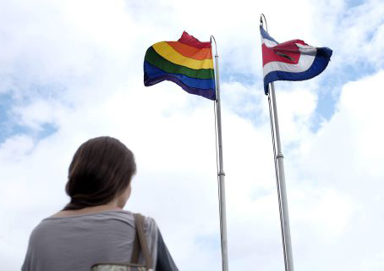 A bandeira gay e a da Costa Rica na Casa Presidencial