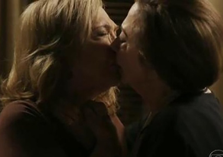 Uma cena entre Teresa (Fernanda Montenegro) e Estela (Nathalia Timberg) marcou o primeiro beijo gay de 