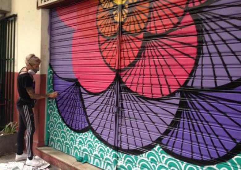 Artista substitui mensagens homofbicas em porta de estabelecimento comercial no Rio
