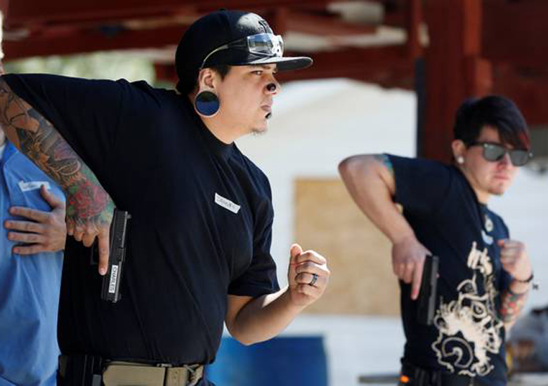 Membros do Pistolas Rosas recebem aulas de tiro em stand nos EUA