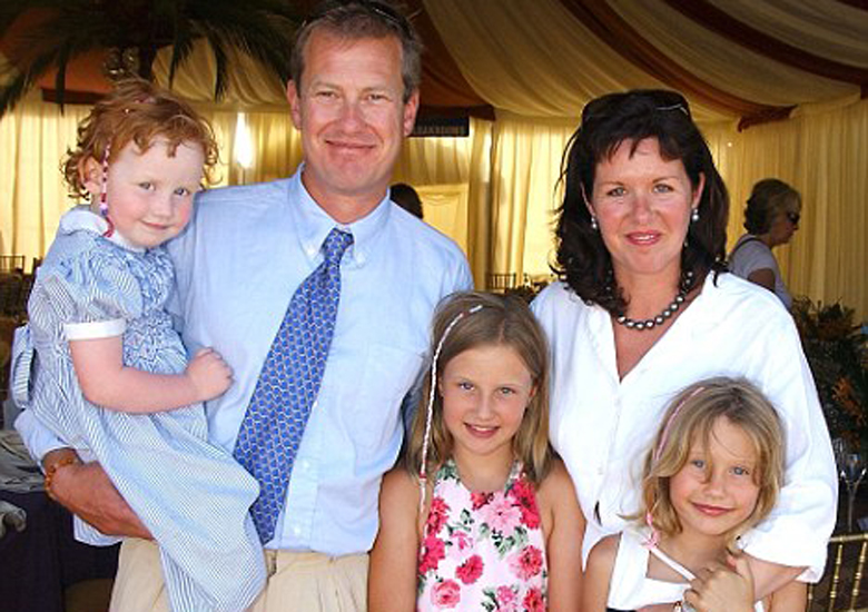 Lord Ivar Mountbatten com sua ex-esposa Penelope e seus filhos Luli, Ella e Alix