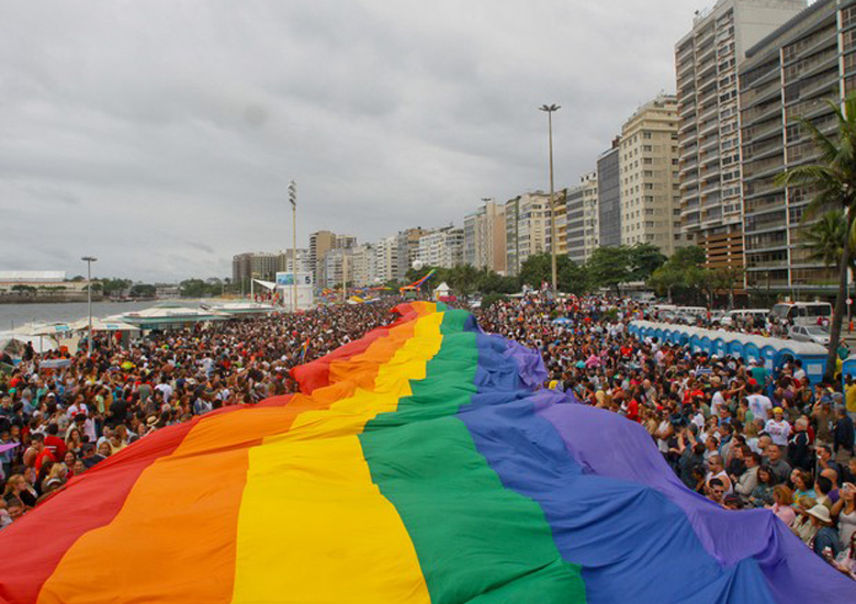 Parada gay leva multido  Copacabana, Zona Sul do Rio