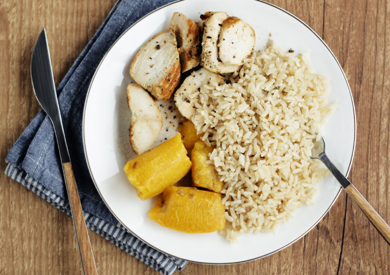 Um dos pratos montados: frango, banana da terra e arroz integral
