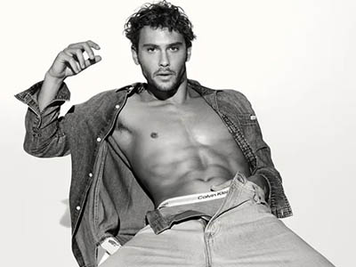 Cooper Koch protagoniza nova campanha de cuecas da Calvin Klein  