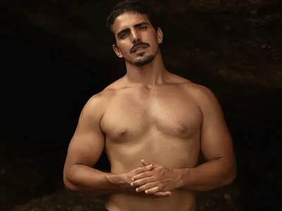 Participante de reality do Globoplay viraliza ao beijar 3 homens diante da namorada 