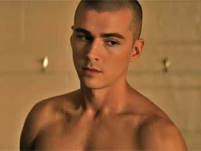 Miles Heizer, estrela de 13 Reasons Why e Boots, fala sobre se assumir LGBT+: Foi um pesadelo