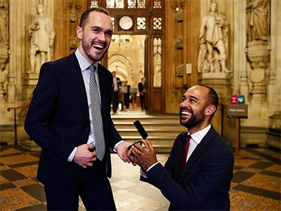 Deputado pede o parceiro em casamento dentro da Câmara e emociona: Inesquecível