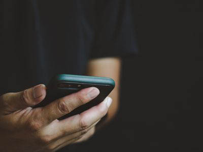 Saiba como funciona a den&uacute;ncia de LGBTfobia pelo Disque 100  