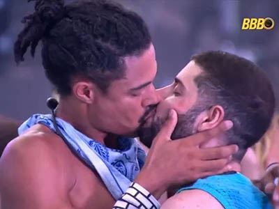 Breno e Marcelo protagonizam primeiro beijo gay do BBB 26  