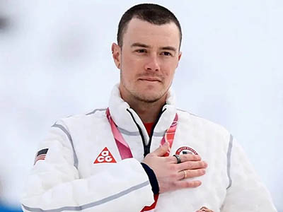 Jake Adicoff &eacute; o primeiro esquiador gay a conquistar ouro nas Paralimp&iacute;adas de Inverno