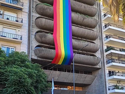 Embaixada do Brasil em Buenos Aires estampa bandeira arco-&iacute;ris contra LGBTfobia