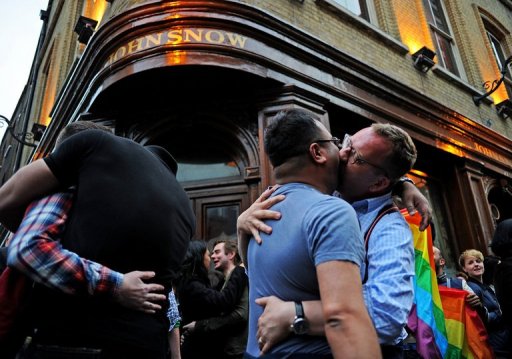 Beijo coletivo em frente ao pub John Snow