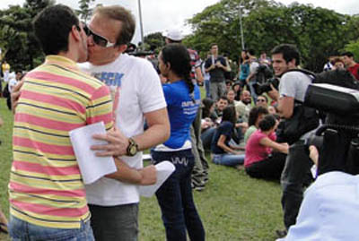 Alunos promovem beijaço contra homofobia na UFMG - 17/04/2015 - UOL  Educação