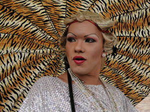 Personagem drag queen fez a contagem para o beijo.