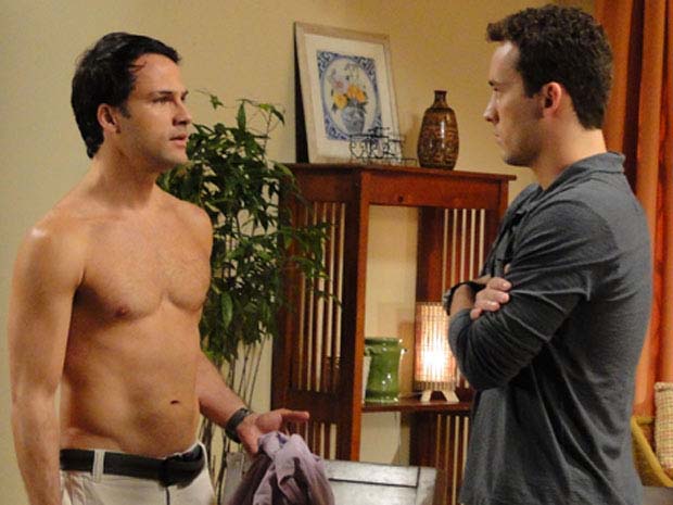 Sem camisa, Hugo deixa Eduardo perturbado (Foto: Insensato Cora��o / TV Globo)