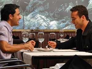 Eduardo e Hugo divertem-se em jantar a dois.