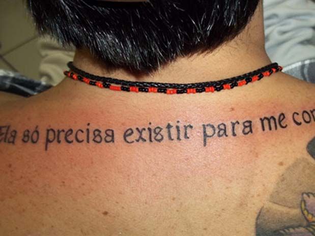 Thammy tatuou nas costas trecho da m�sica 'Ela une todas as coisas', de Jorge Vercillo.