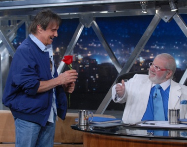 J� Soares disse que, desta vez, ele iria presentear Roberto com uma rosa.