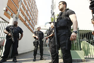 Policiais civis em reconstituio de crime na rua Oscar Freire, em SP.