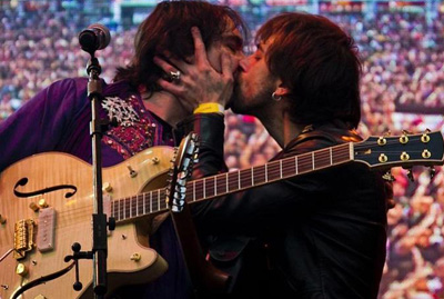 O beija�o de Beto Lee e S�rgio Dias ferveu o Rock in Rio (2/10/2011).