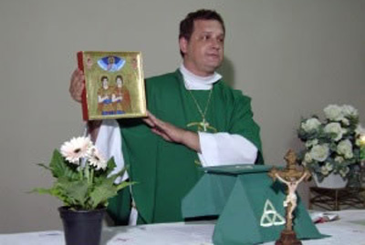Reverendo Carlos Calvani, na missa deste domingo.