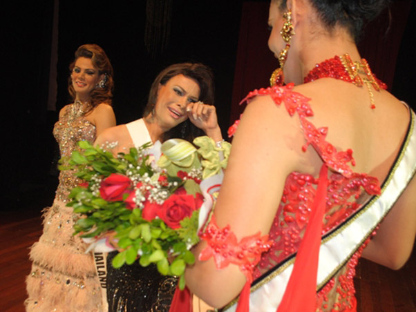 A emo��o de Guiga Barbiere, a grande vencedora do Miss Universe Gay 2011.
